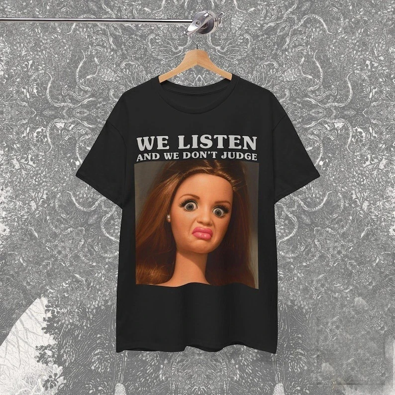 Lustiges Puppen-Gesicht-Meme-Shirt „Wir hören zu, wir urteilen nicht“ – Sarkastisches T-Shirt „Verfluchte Puppe“ – Kurzarm-T-Shirts für Unisex für alle Jahreszeiten – Detail 6