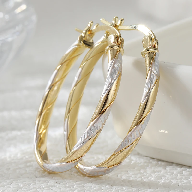 Modische, schlicht gestaltete zweifarbige gedrehte Creolen für Damen – Eleganter, klassischer Schmuck für Bankette, Hochzeiten und Jubiläen