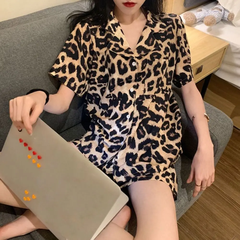 

Пижамный костюм с леопардовым принтом и сердечком, облегающие шорты с короткими рукавами, ночная рубашка с v-образным вырезом, женская одежда для сна, комплекты одежды из двух предметов