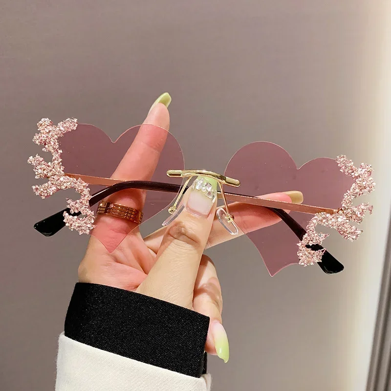 2024 Fashion Heart Shaped Sunglasses Luxury Diamond Funny Personality Rimless Sun Glasses Halloween Party Christmas Decoration