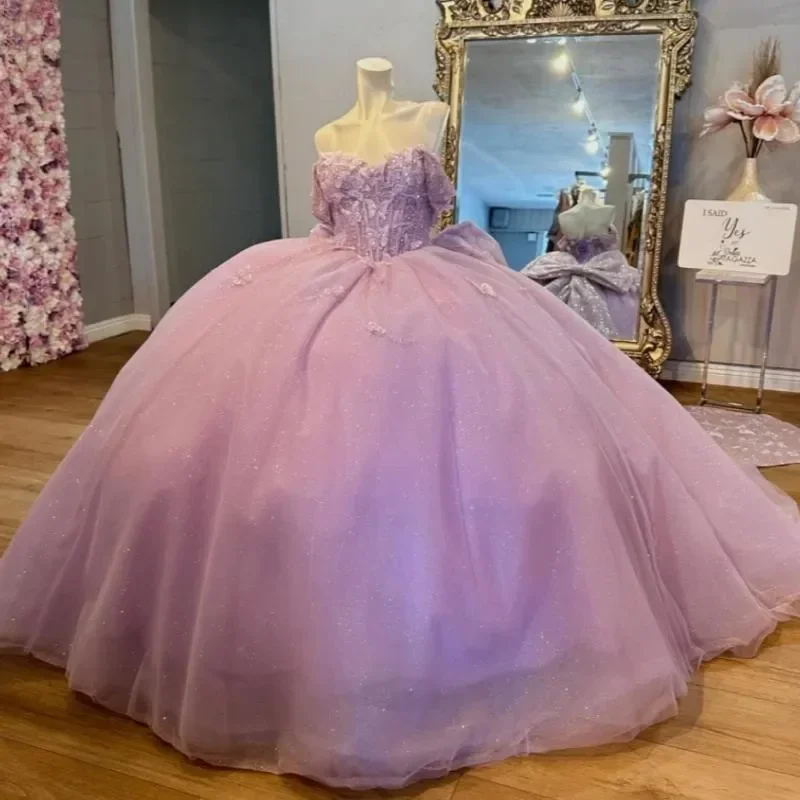 

Красивая аппликация в виде бабочки, сиреневые платья Quinceanera, бальное платье с открытыми плечами, тюлевое вечерние платье с большим бантом на день рождения, Vestido De 15 Anos