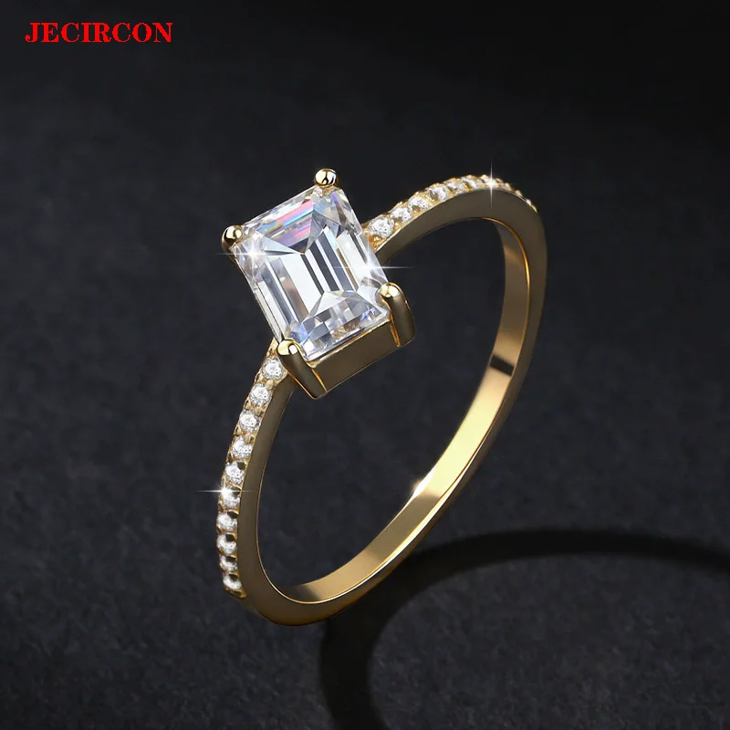 

JECIRCON S925 Sterling Silver 18K Gold Plated Moissanite Ring for Wome, 1 Carat Radiant Cut 4-Claw Classic Diamond Wedding Band