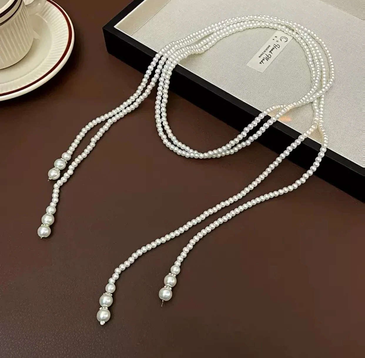 Collana di perle dal design di lusso da donna, stile lungo, sensazione di fascia alta, catena per colletto alla moda, catena cardigan di perle, semplice