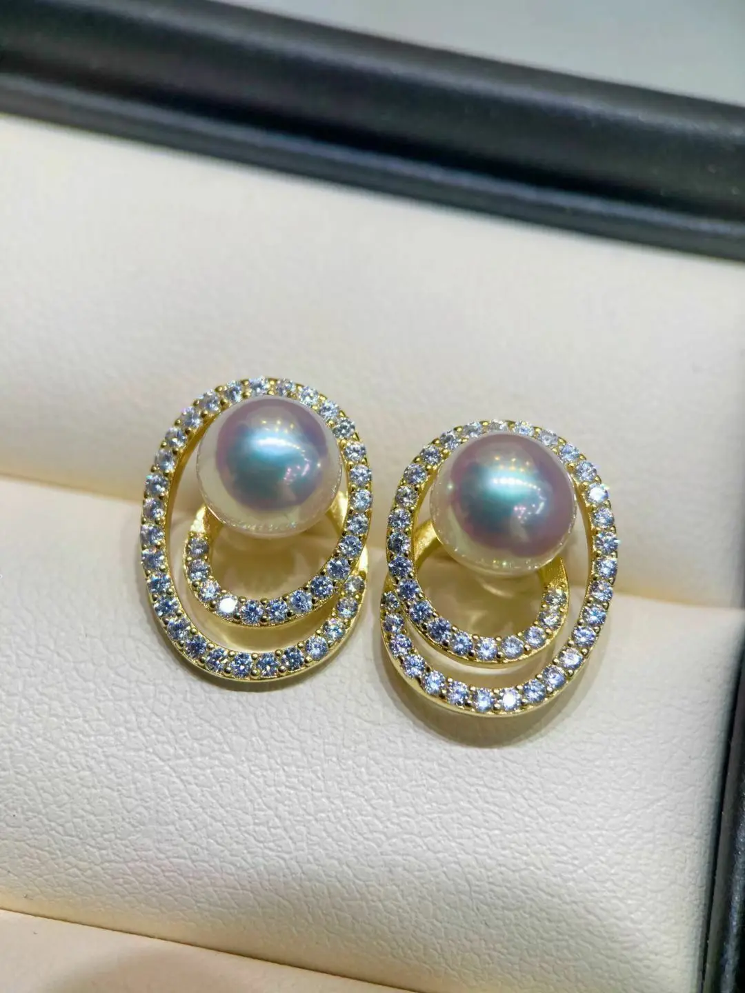 

Elegant Pair of 8-9mm South Sea Round White Pearl Earring 925s