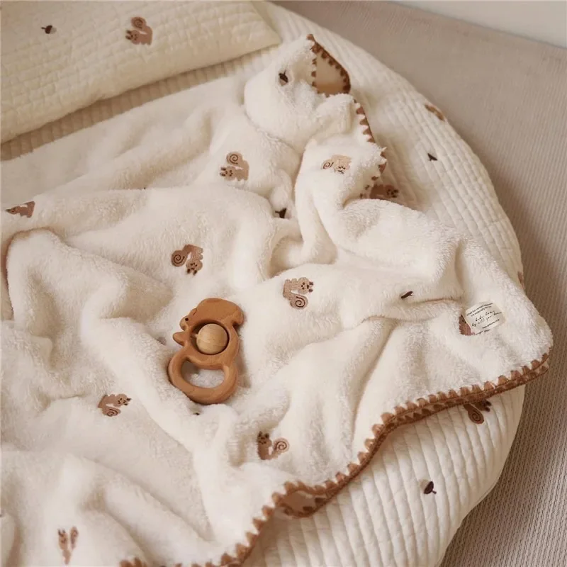 Napping Embroidered Pattern Thickening Velvet Blanket Winter Baby Blanket Autumn Kindergarten Soft Quilt Newborn Hugging Blanket