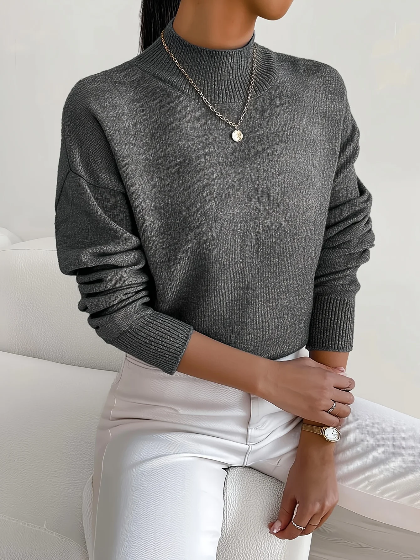 

Lady's elegant high-neck sweater, long-sleeved one-piece sweater, with ribbed texture, suitable for autumn and winter seasons.