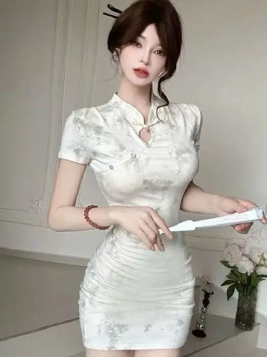 فستان تشيونغسام صيفي نسائي جديد بتصميم صيني عتيق مُحسّن لعام 2025، بخصر ضيق وأزرار فريدة وتصميم ضيق يبرز الجسم