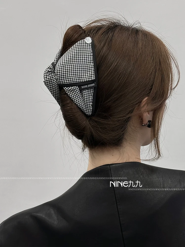

Japanese black and white plaid triangular grab clip, new retro disc hairpin, high-end niche top clip