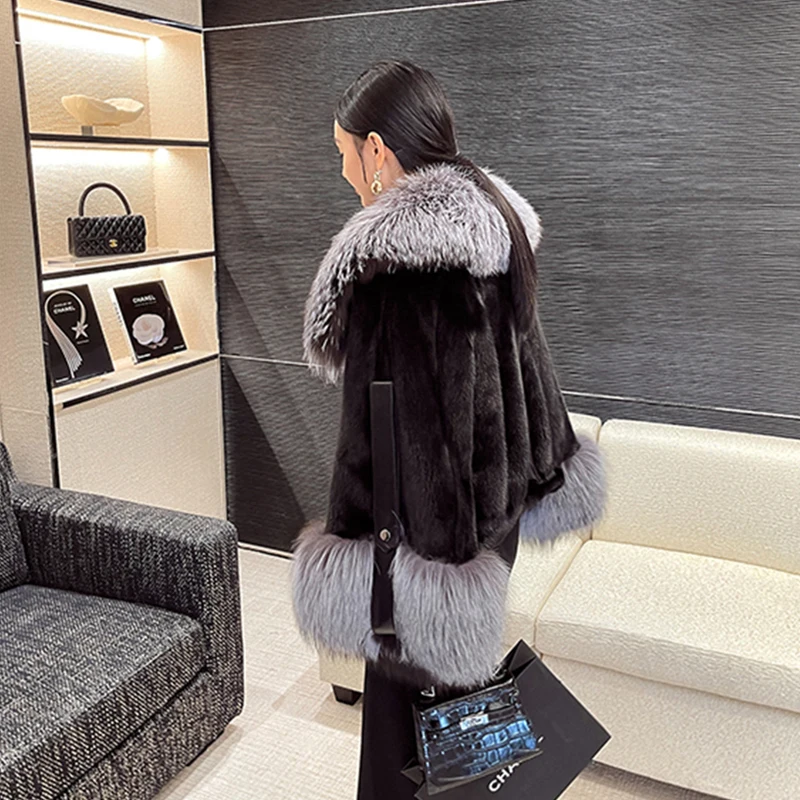 Futro z naturalnego futra norek Ftangaiur Winter Import, fioletowe, standardowe, aksamitne, z krótkim, luźnym krojem i kołnierzem z futra lisa.