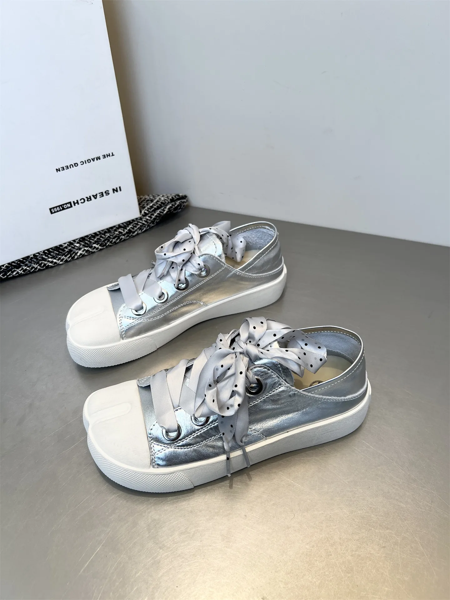 

Women Tabi Canvas Shoes Street Lace Up Split Toe Casual Flat Shoes Korean Vintage White Sneakers Female Footwear Zapatos Mujer