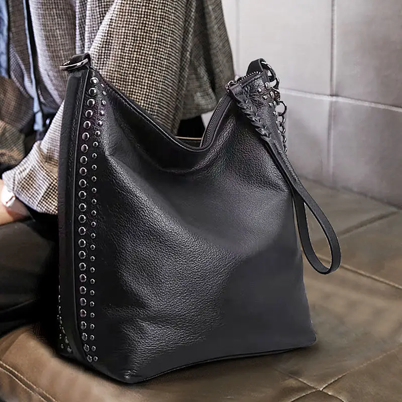 

Light Luxury Rivet Large Capacity One Shoulder Bucket Bag With European And American Fashion And Advanced Sense Crossbody Bag