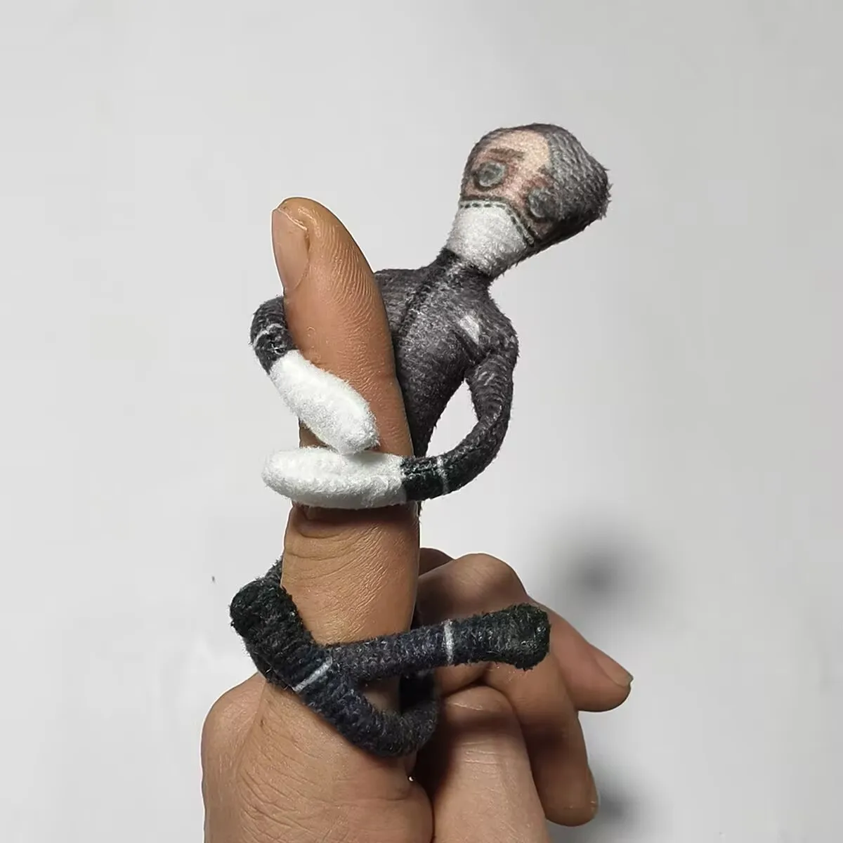 Nuova statuina rifinita "Identity V" ultrasottile da 15 centimetri: astratta, senza bordi bianchi, con un scheletro, può essere modellata liberamente