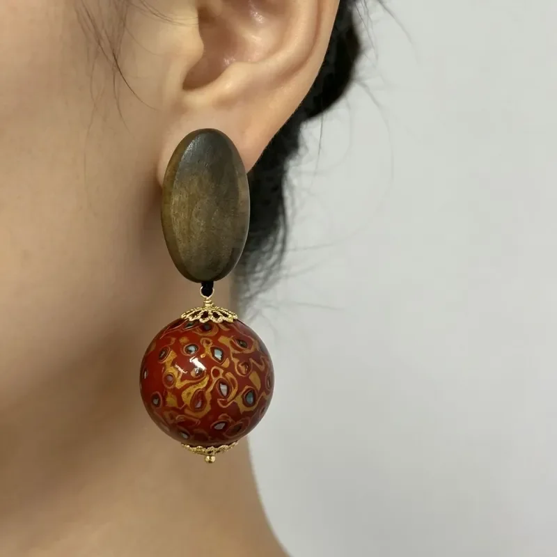 New Chinese handmade large lacquer bead earrings, retro sandalwood oval splicing earrings, national style red pattern snail