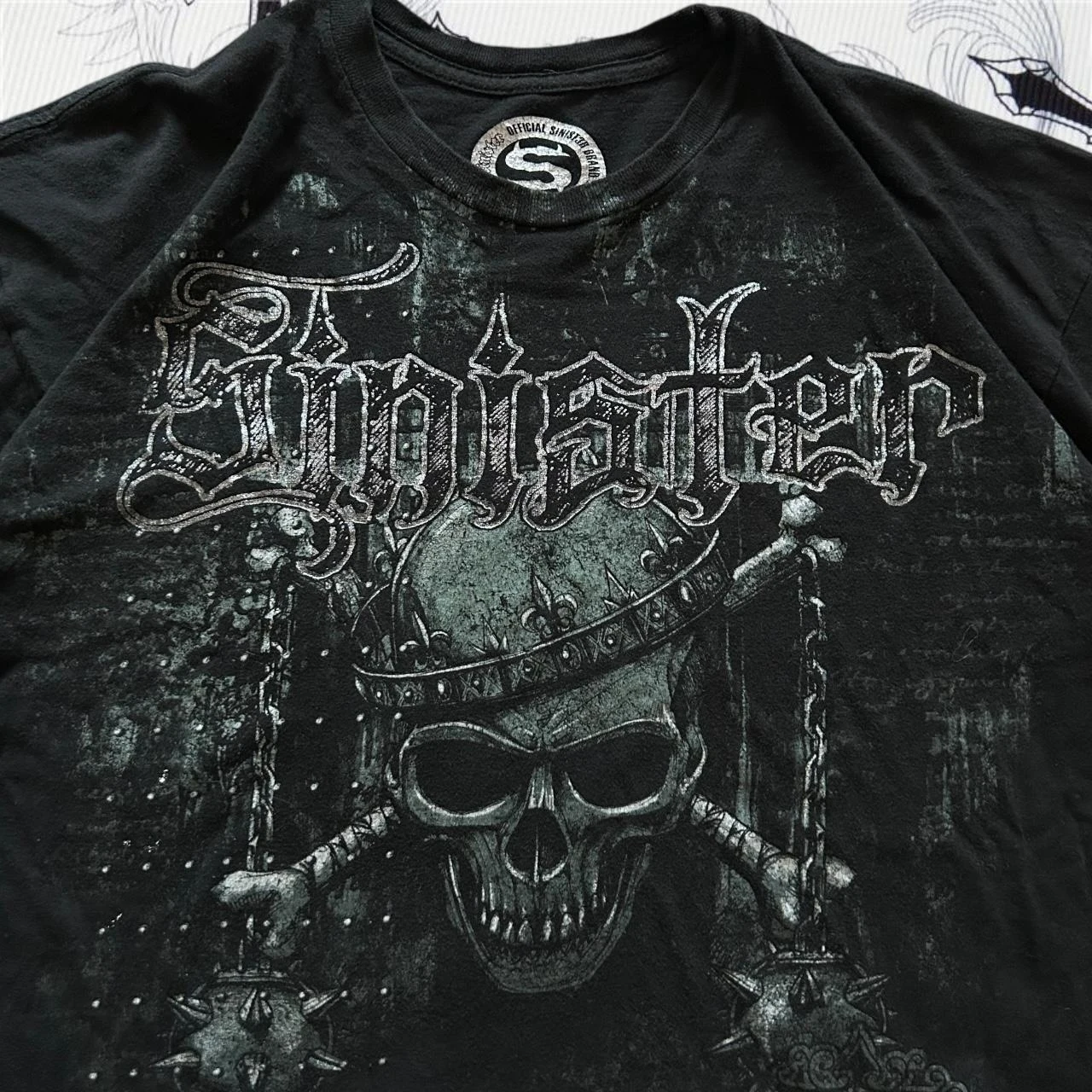 قميص رجالي من تأليف الشريرة الجماجم والسلاسل المجنونة باللون الأسود الجرونج من العقد الأول من القرن الحادي والعشرين