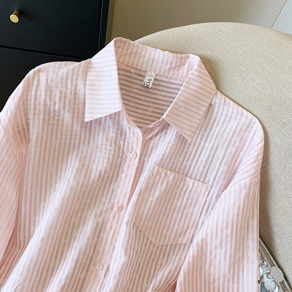 قميص نسائي صيفي مخطط وردي للحماية من الشمس ملابس خارجية رفيعة واحدة الصدر فضفاضة تناسب كسول نمط غير رسمي مفتوح من الأمام ملابس علوية نسائية