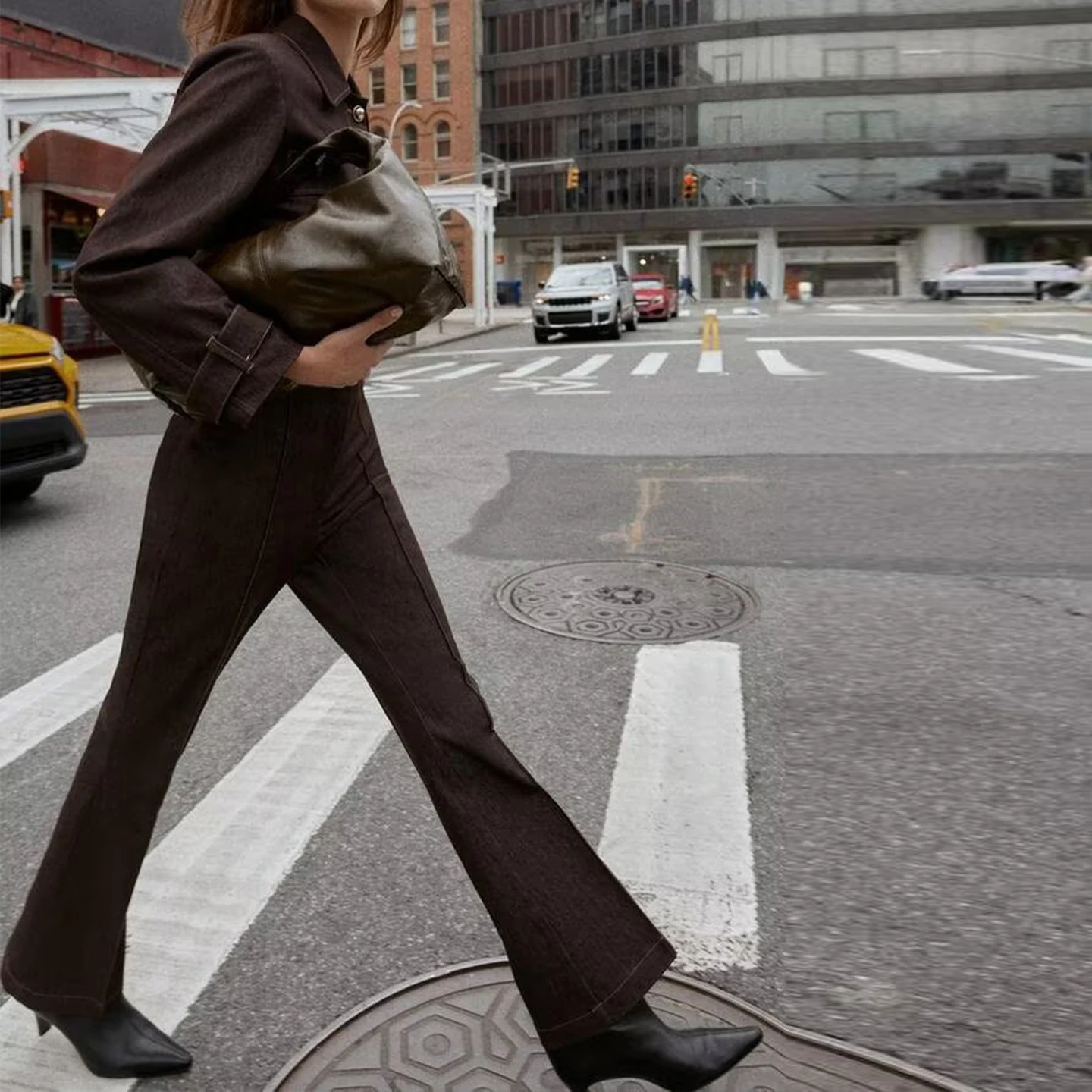 طقم Z للسيدات من Faion سروال واسع عالي الخصر وخياطة ort لون Blo Jaet لخريف 2025 طويل Sve بياقة عالية