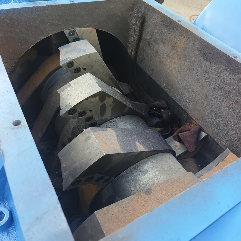 معالجة النفايات الصلبة فيلم بلاستيكي قطع قماش ممزقة الملابس القديمة طن كيس كسارة حلزونية الشركة المصنعة