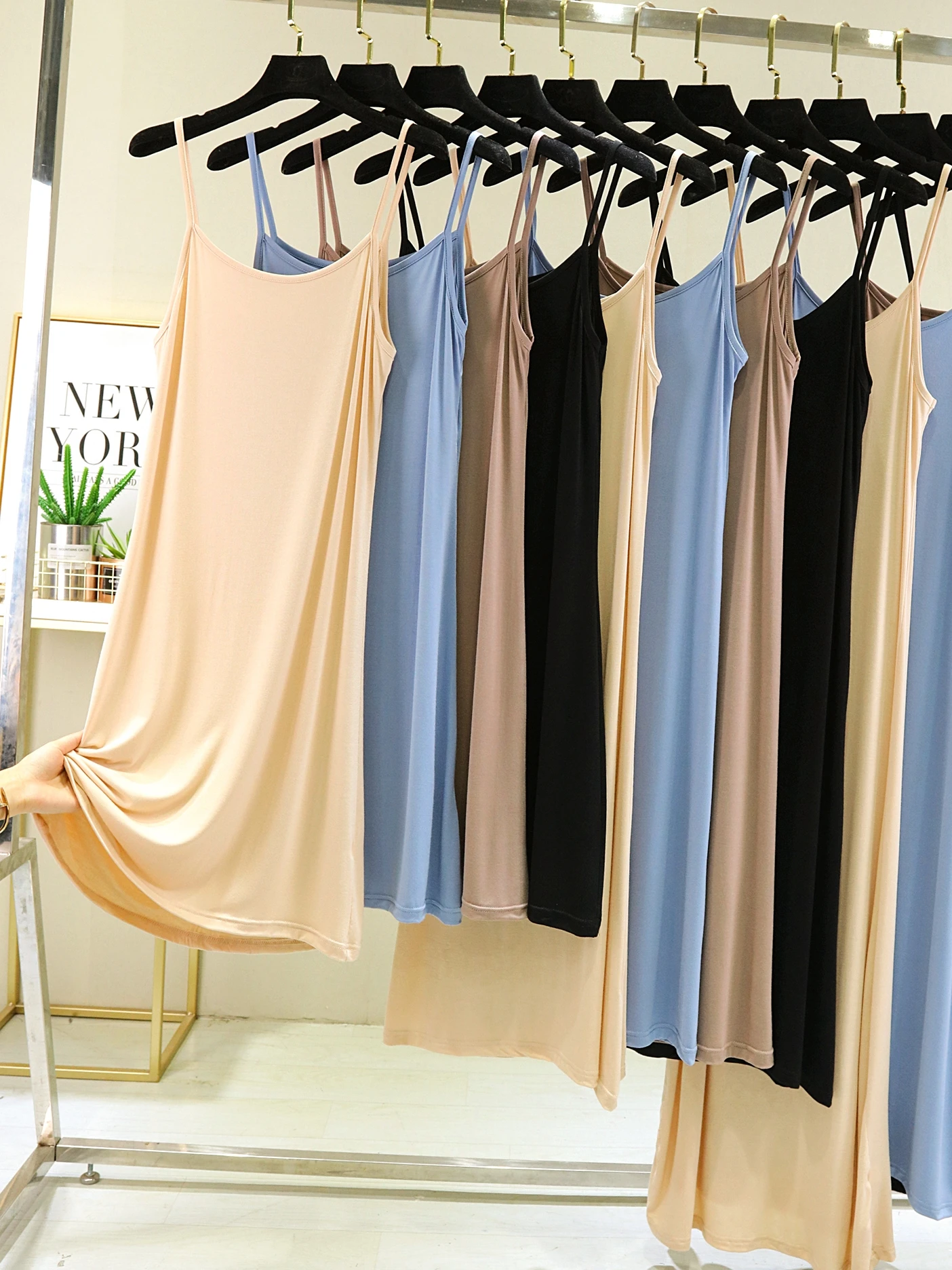 Vestido midi de verão com alças finas, forro interno modelador, saia evasê soltinha, preto e branco, camada base para usar po...