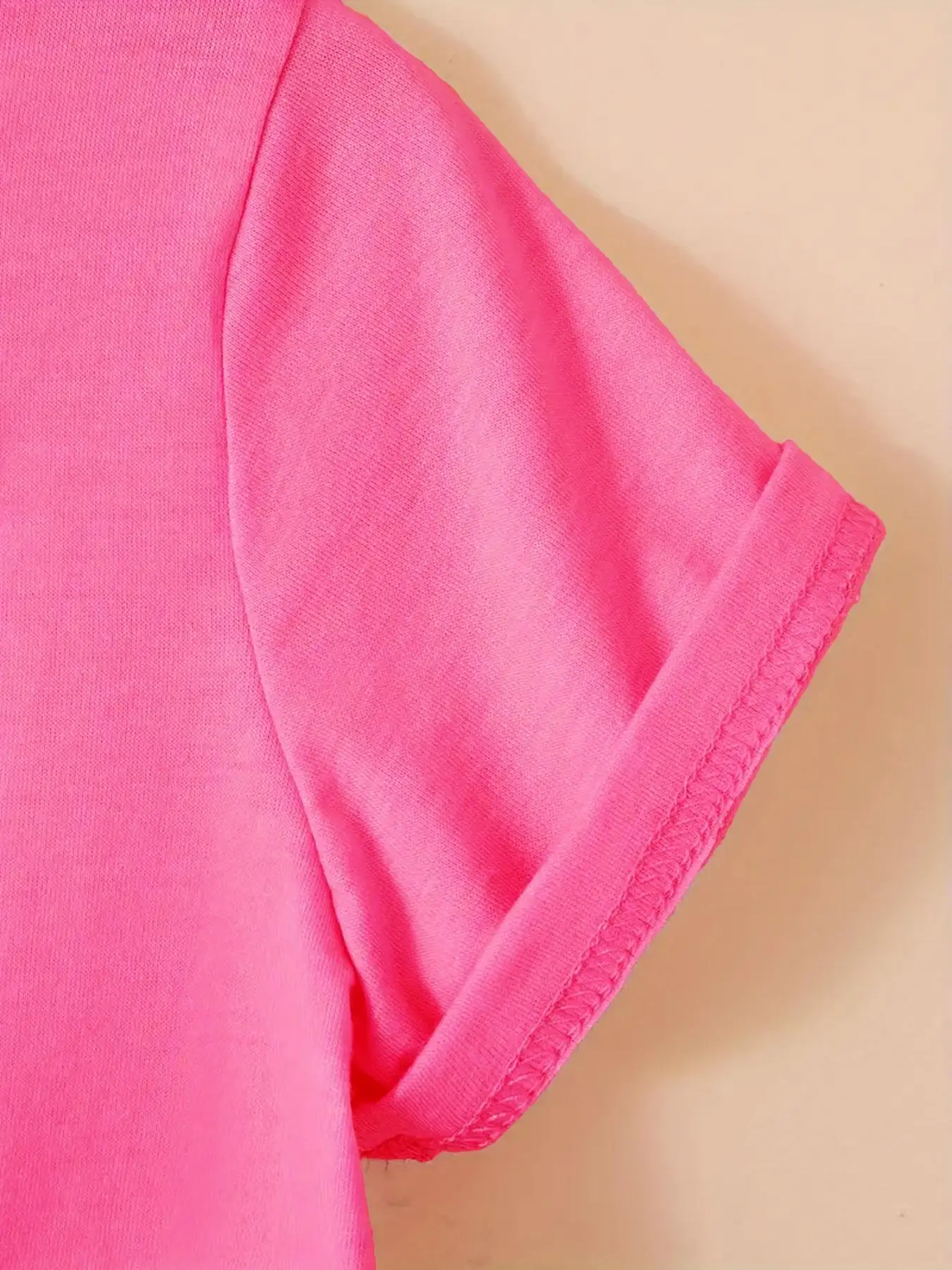 قميص أبجدي رقمي 67 مطبوع قطعة واحدة رياضي كاجوال بأكمام قصيرة للفتيات مع زخرفة شريطية خفيفة، 67 نمط، عيد الميلاد ورأس السنة الجديدة 2026، ملابس متعددة الاستخدامات للمنزل والملابس الخارجية