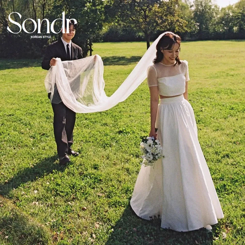 Sondr O-hals Korte Mouwen Illusie Koreaanse Trouwjurken 2-delige Set Outdoor Fotoshoot Bruidsjurk Aangepaste Drukknopen