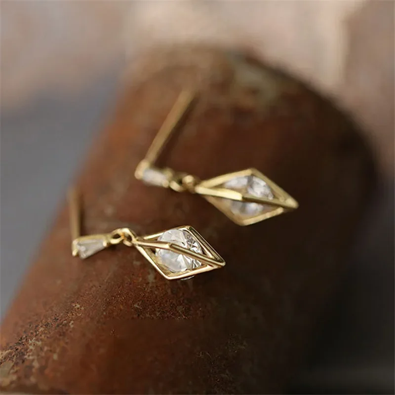 Huitan Exquisite Tropfenohrringe mit rundem Kubikzircon für Damen, moderne, modische, geometrische, baumelnde Ohrringe, goldfarbener Schmuck