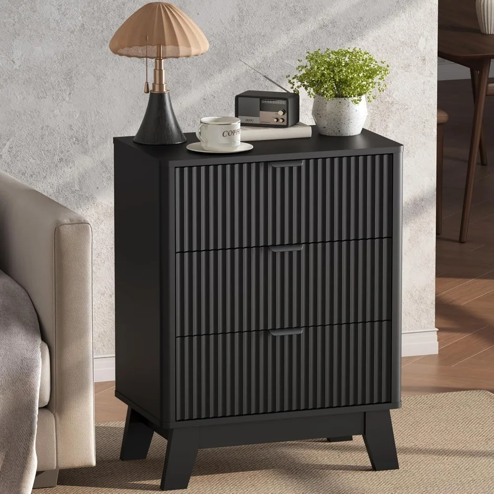 منضدة خشبية مخددة حديثة بثلاثة أدراج من منتصف القرن مع مقابض معدنية، مجموعة طاولة بجانب السرير ونهاية