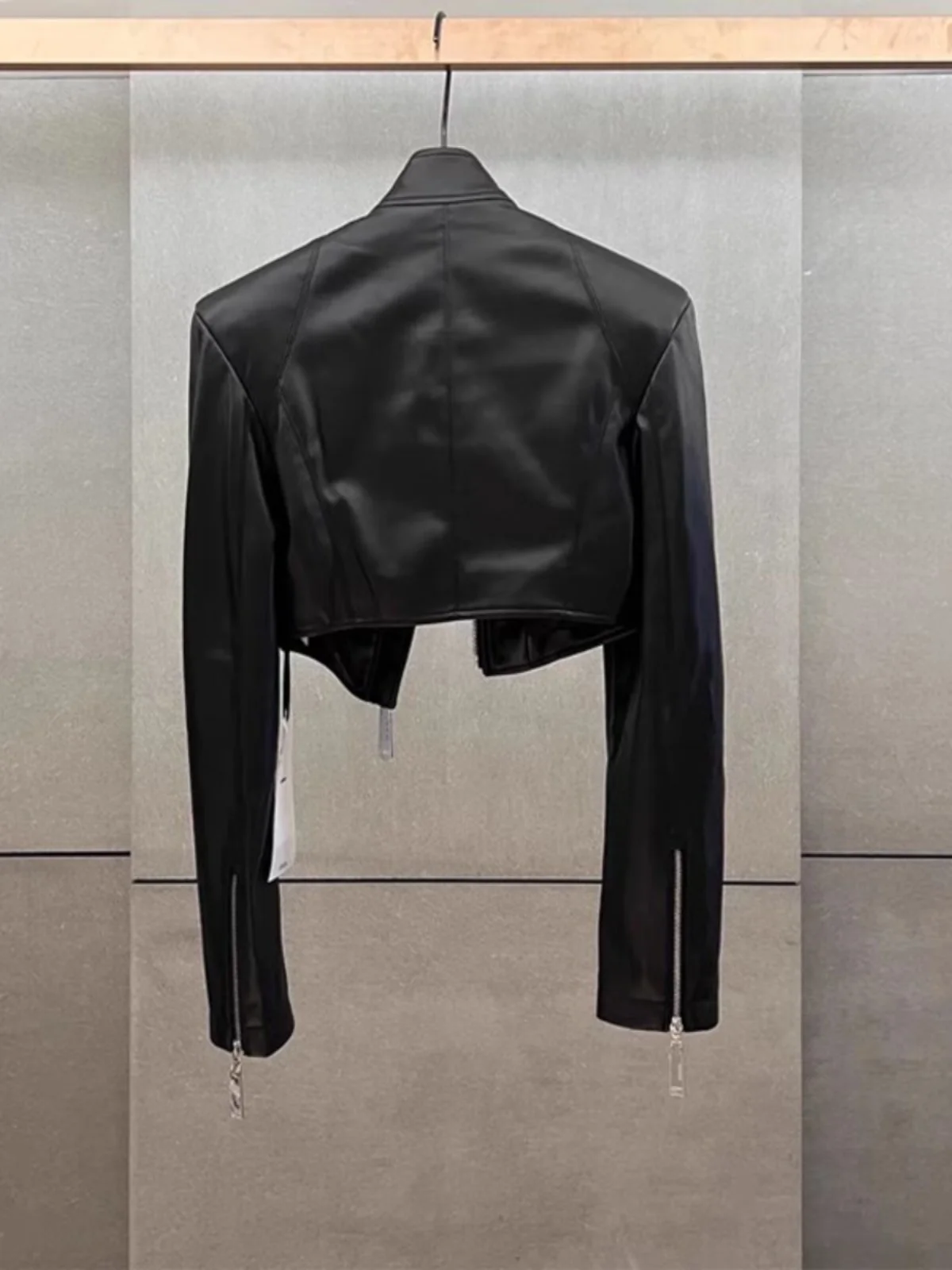 Giacca Corta da Donna in Pelle PU Nera Stile Motociclista con Collo Alto e Chiusura a Cerniera, Collezione Primavera 2026