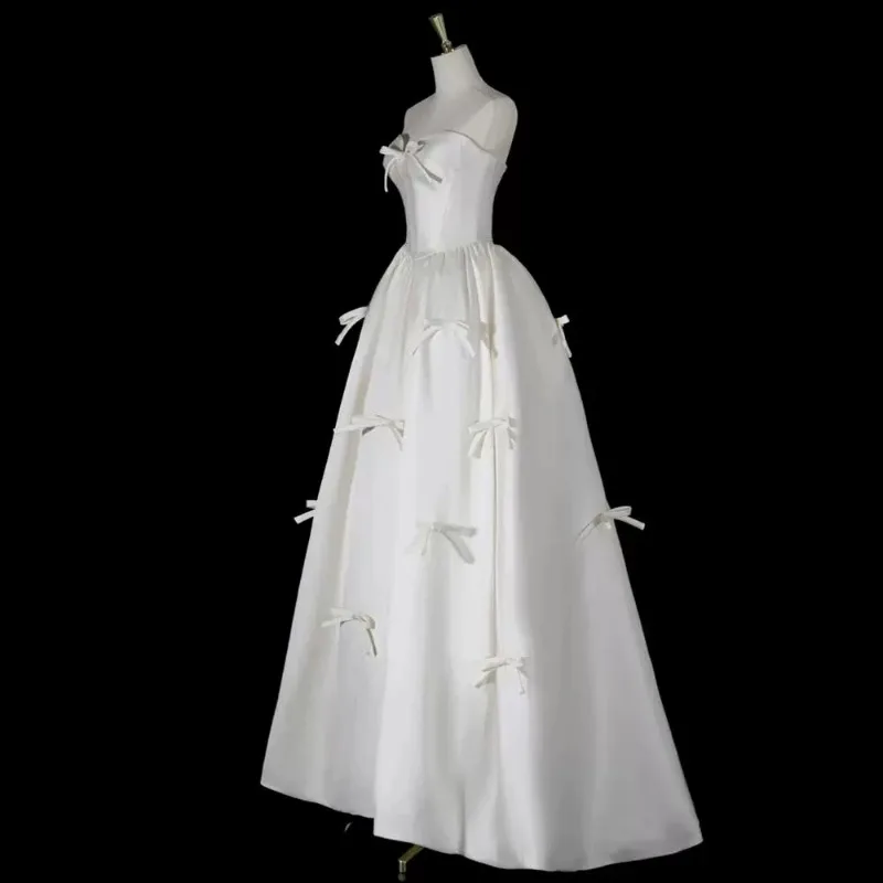 Super unsterbliches französisches Satin-Hochzeitskleid 2026, neues schlichtes Garn, weißes, trägerloses Braut- und Verlobungskleid. Willkommen