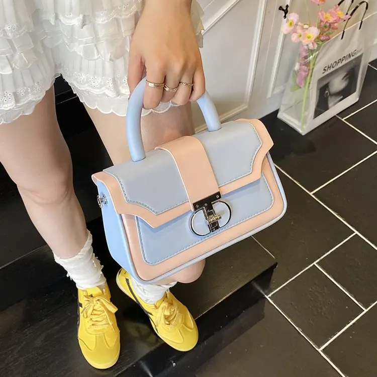 

Сумка для подгузников, совместимая с коляской, с фиксирующими петлями для легкого крепления на большинство типов колясок.