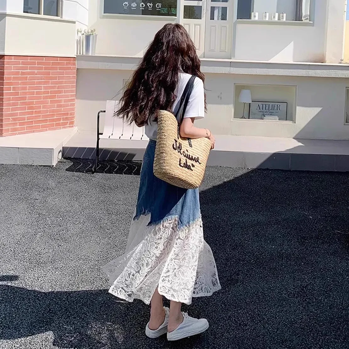 ملابس صيفية مقترنة بتي شيرت أبيض بأكمام قصيرة وتنورة من الدنيم المرقعة بالدانتيل لتقليل العمر وتنورة جينز راقية