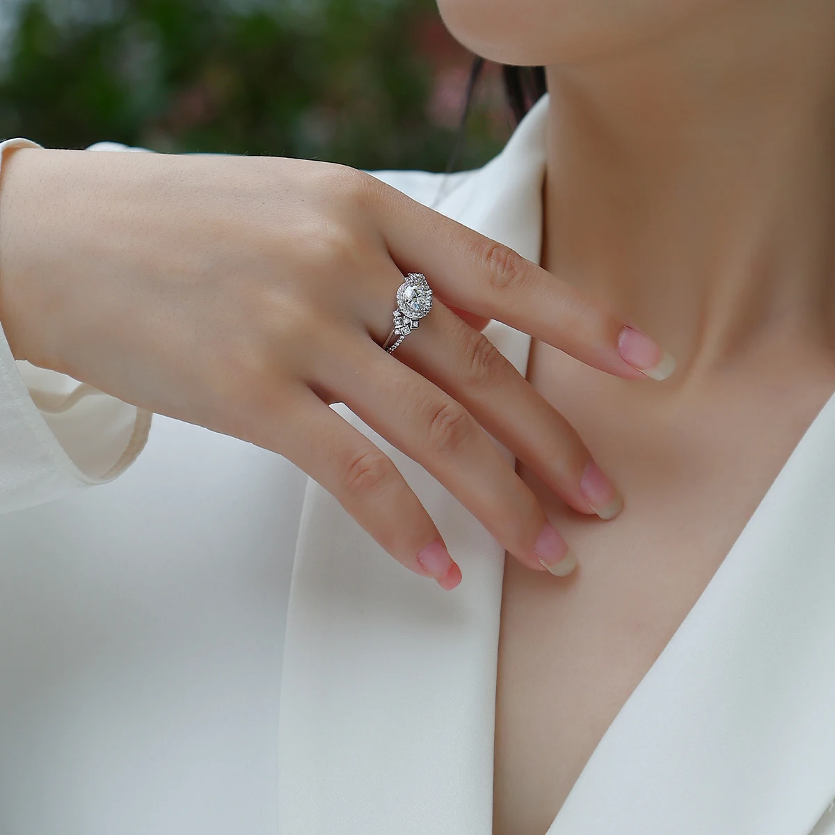 

JIUZUAN 1Ct Moissanite Halo Ring, S925 Silver, 18K White Gold Plated, Geometric Vintage Style, Elegant Engagement Jewelry