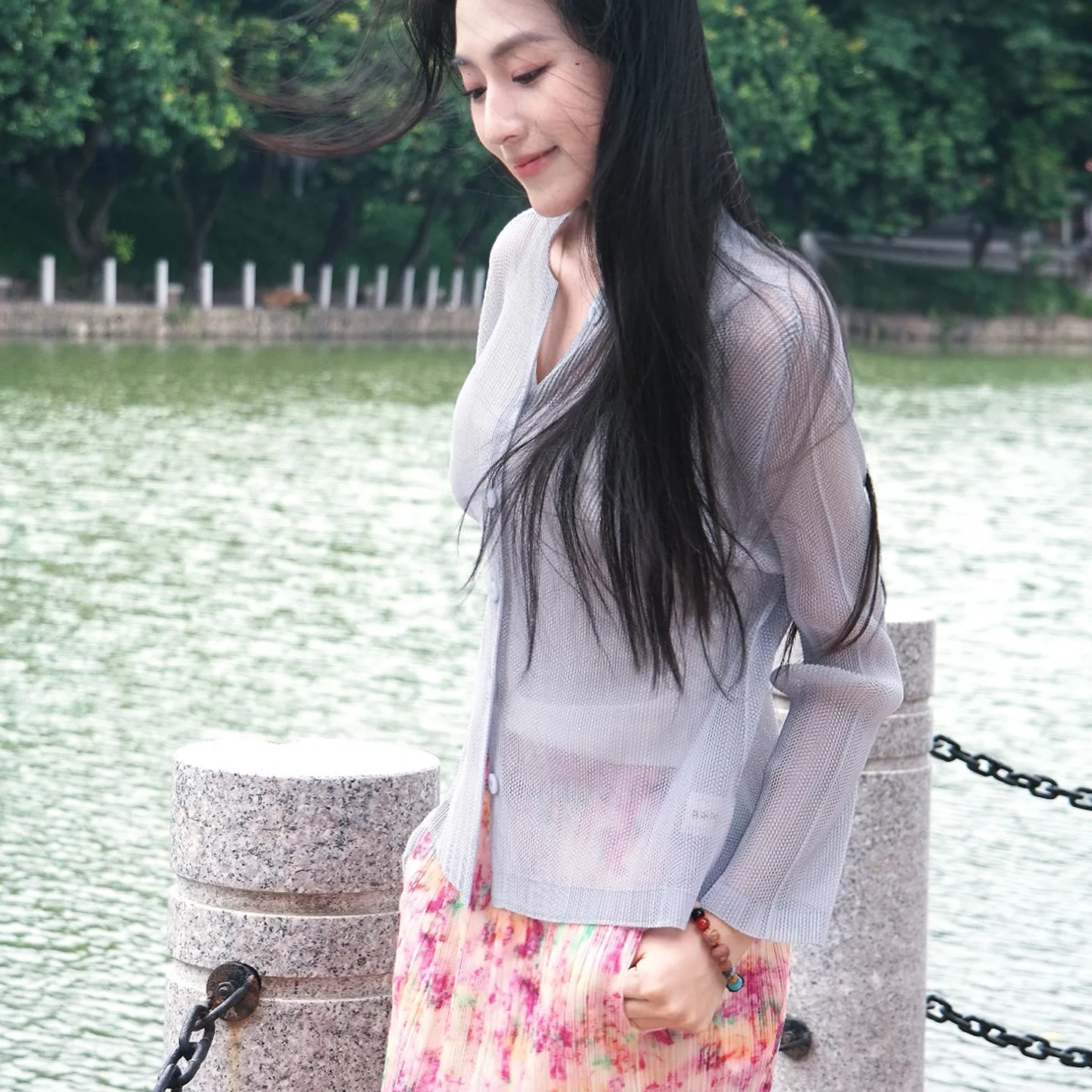 Miyake dobras 2025 nova moda verão impressão terno feminino com decote em v oco para fora topo casual a linha saia de meio corpo conjunto de duas peças