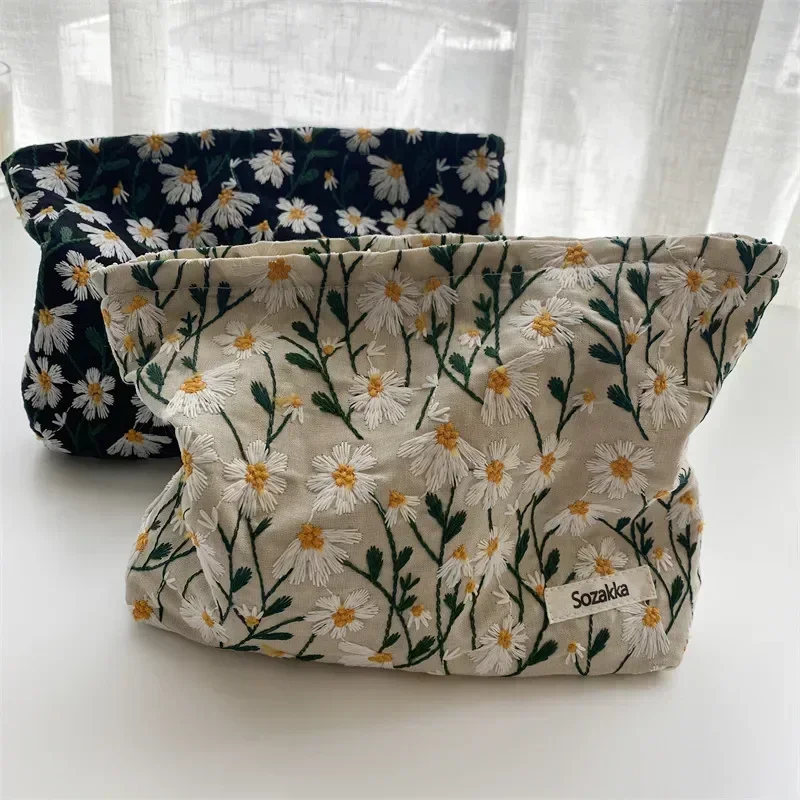 Women Cosmetic Bag Pouch Embroidery Daisy Floral Korean Travel toiletry kit Bag Beauty Makeup Pouch Organizer Pencil Case
