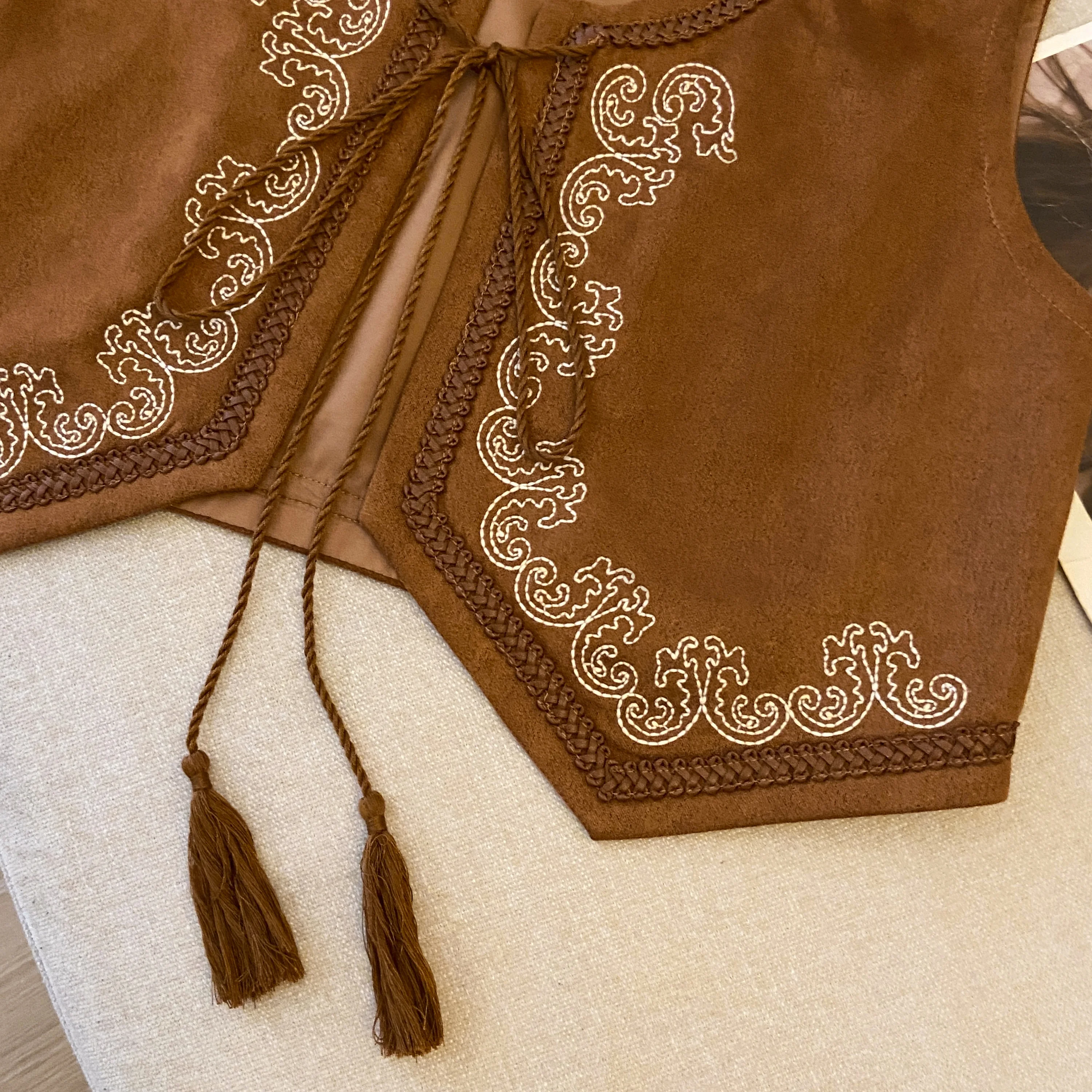 Browan Chaleco de gamuza étnico Sle ort bordado con cinturón traje de viaje para mujer capa superior almohadilla de hombro