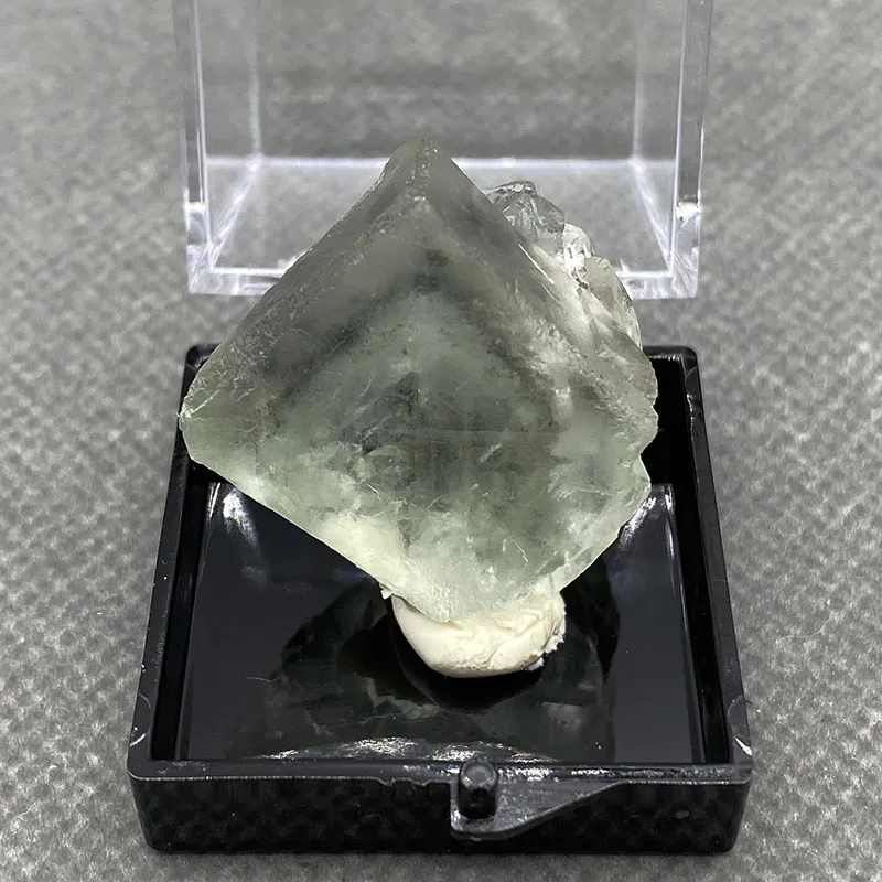 100% Natural China Fujian Xianghualing Vitreous Transparent Fluorite Specimen Calcite Healing Crystal Stone +Box size 35*35*35mm