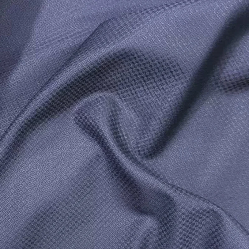 Tela de lana pura con estampado jacquard, ideal para confeccionar trajes, pantalones, chalecos, faldas, manteles, prendas de vestir y proyectos de manualidades y costura caseros. Material textil para la confección de prendas.