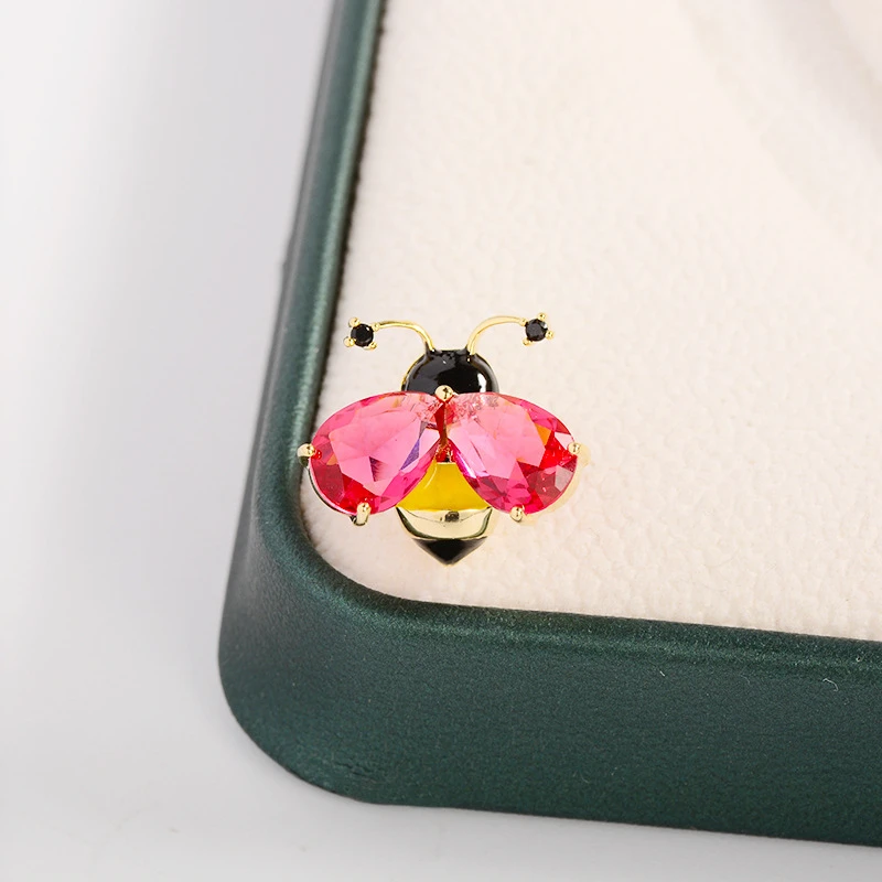 بروش نسائي صغير على شكل نحلة دبابيس معدنية فاخرة للملابس أجنحة حجر الراين الأحمر الوردي دبابيس عصرية صغيرة لطيفة للنساء