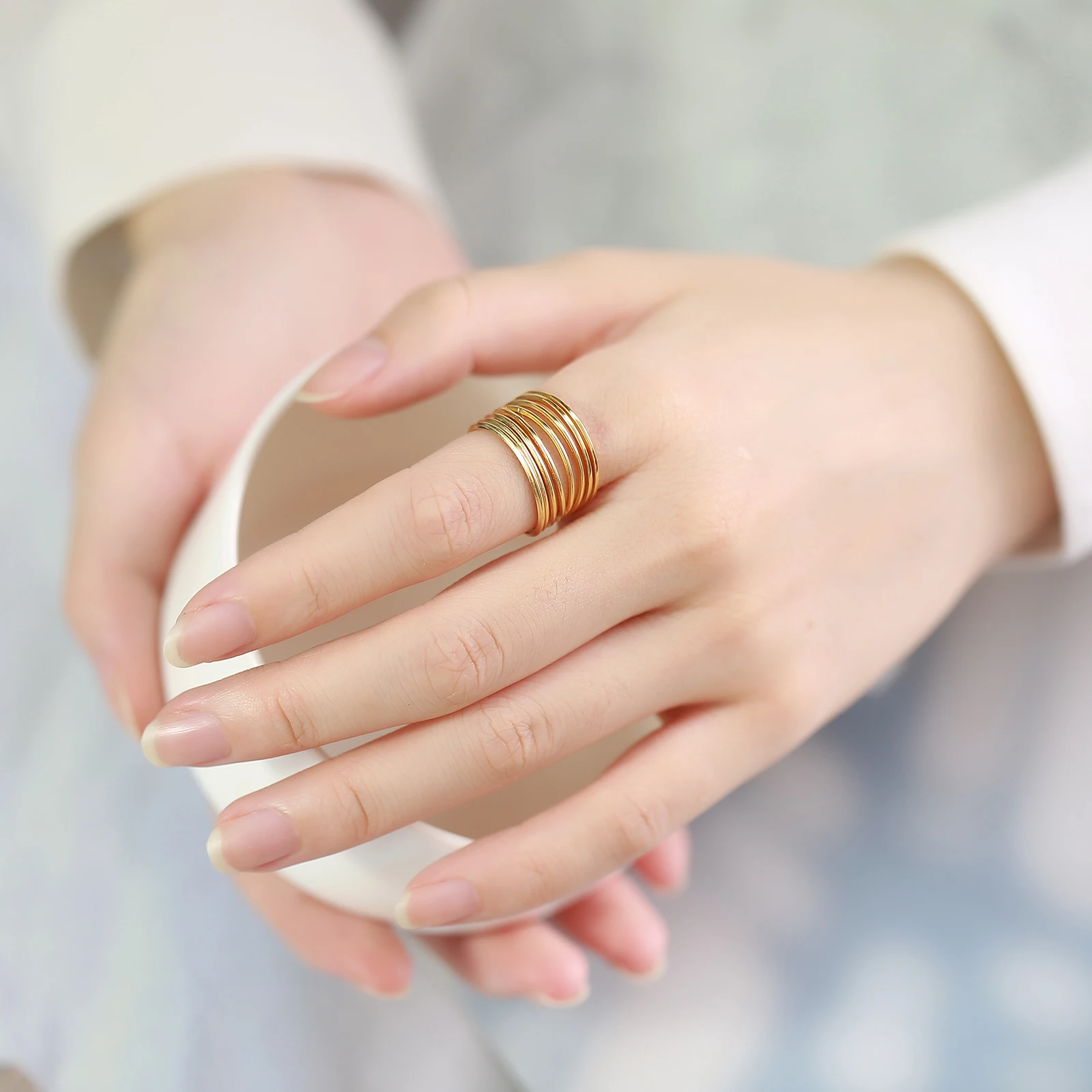 Elegancki damski pierścionek w złotym kolorze, metalowa biżuteria na prezent urodzinowy ze stali nierdzewnej, pierścionek na palec z łańcuszkiem z piór drzewa życia — zdjęcie 3