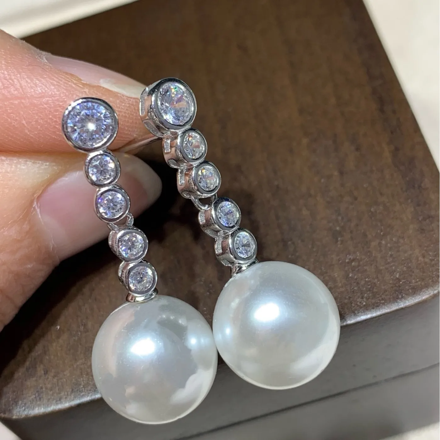 

Enchanting AAAA10-11mm Natural South Sea Round Pearl Earrings 925s