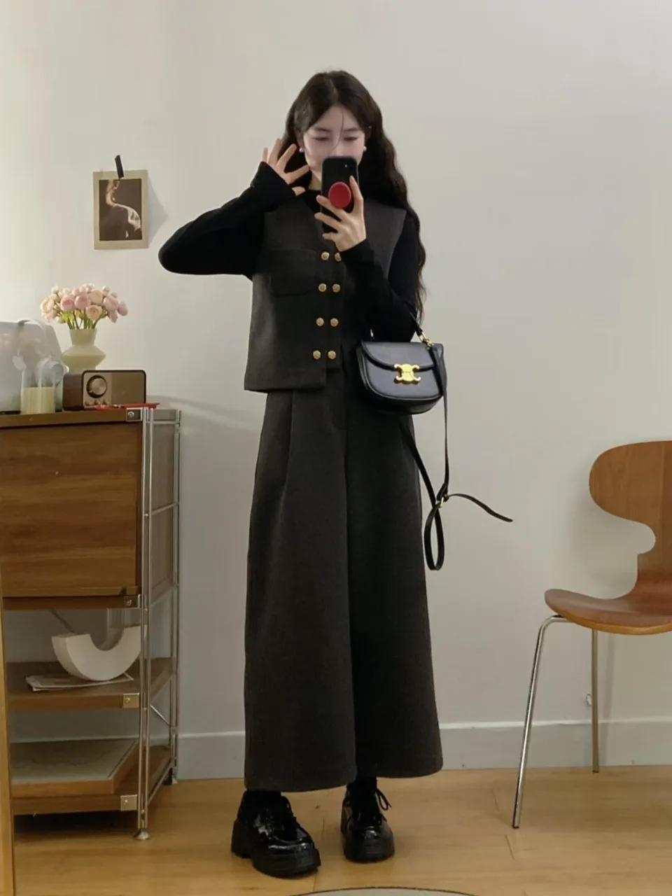 

Комплект из трех предметов: шерстяной жилет, брюки прямого кроя с высокой талией и футболка для женщин больших размеров. Модный корейский стиль для осени и зимы.