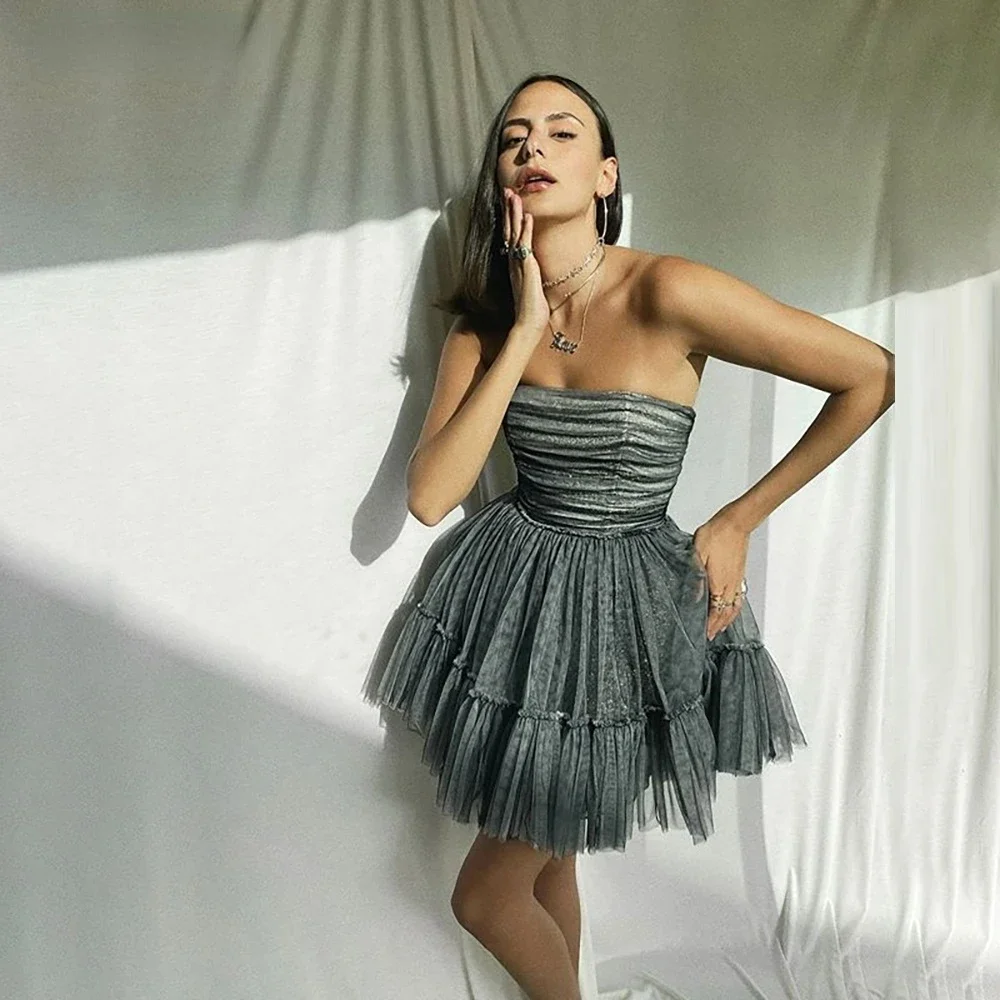 

Grey Tulle Mini Prom Dresses Strapless Pleated Above Knee Homecoming Dresses Open Back A-Line Short Graduation Dresses