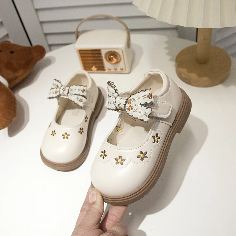 

2025 New Fashion Girls Leather Shoes Sweet Flower Kids Flats Round Toes Cute Bow Girls Princess Shoes Non-slip Soft Sole Ins