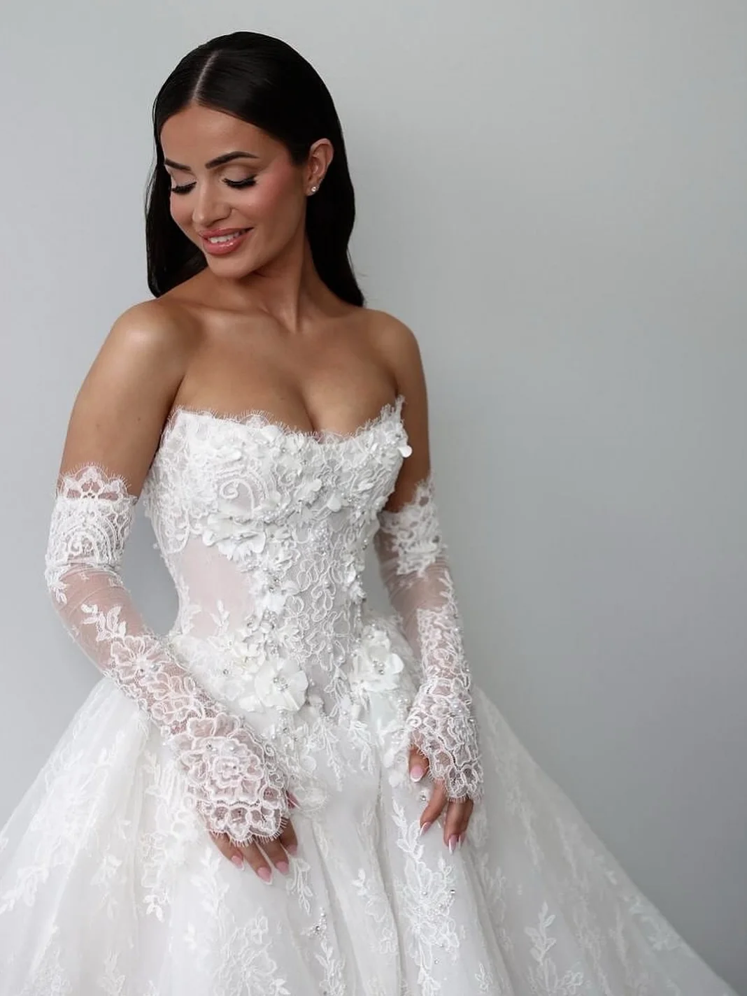 Sheer Fairy Wedding Dresses Elegant A-Line Strapless Tulle Lace Appliques Corset Dubai Luxury Women Bridal Gown SW594 Customized