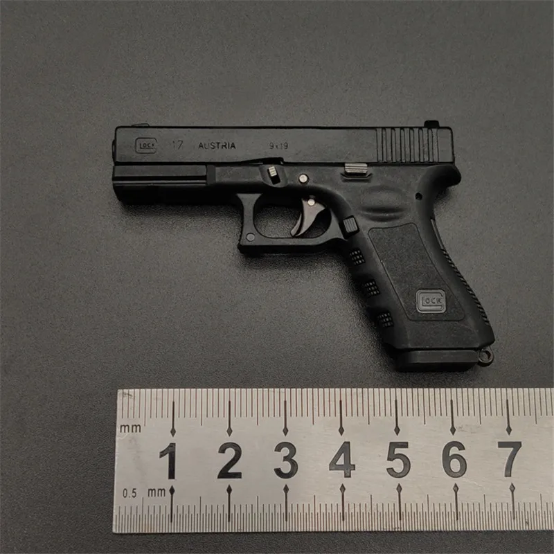 1:3 GLOCK Shell Eject Metal Keychain Model Toy Gun Miniature Alloy Pistol Collection Toy Gift Pendant