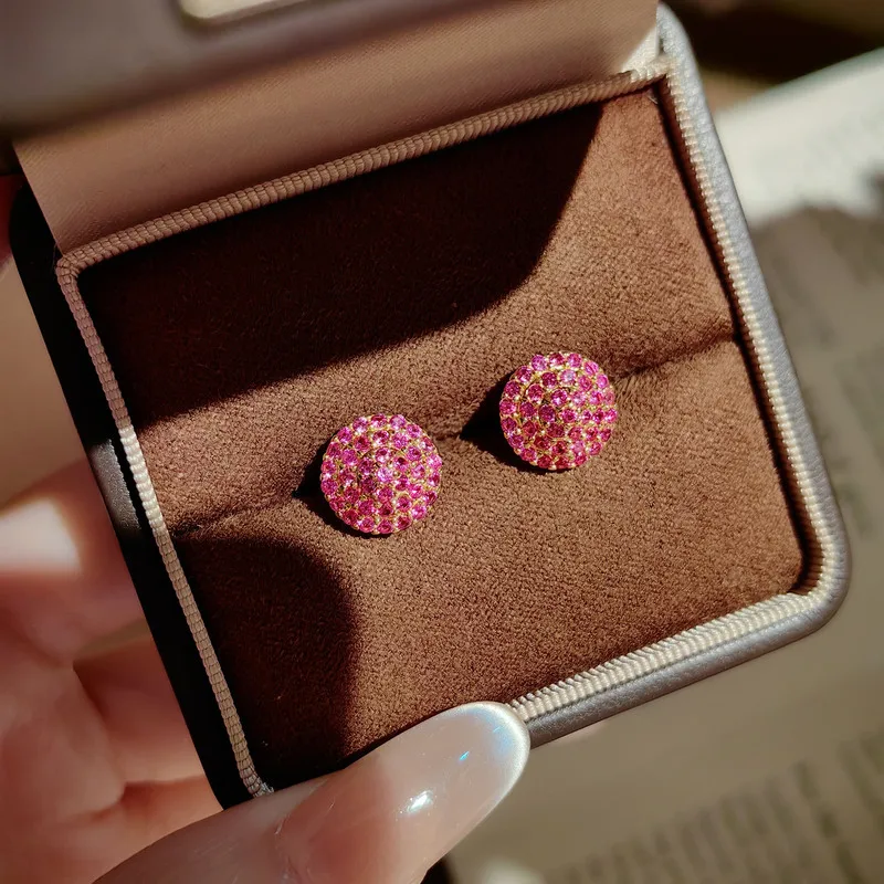 Red and bright red corundum-set rings, necklaces, and sunflower gemstone earrings. Elegant engagement jewelry for ladies.
