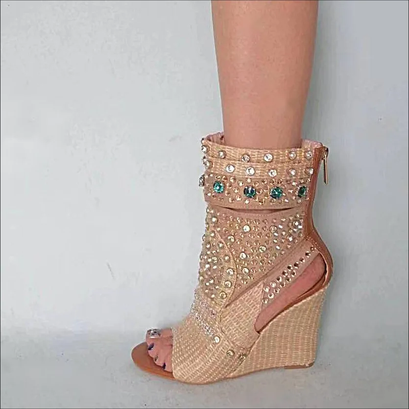 

Heavy Industry High Top Fashion Rhinestones Paired with Rivet Slope Grass Sandals, European and American Fashion Show Sandals