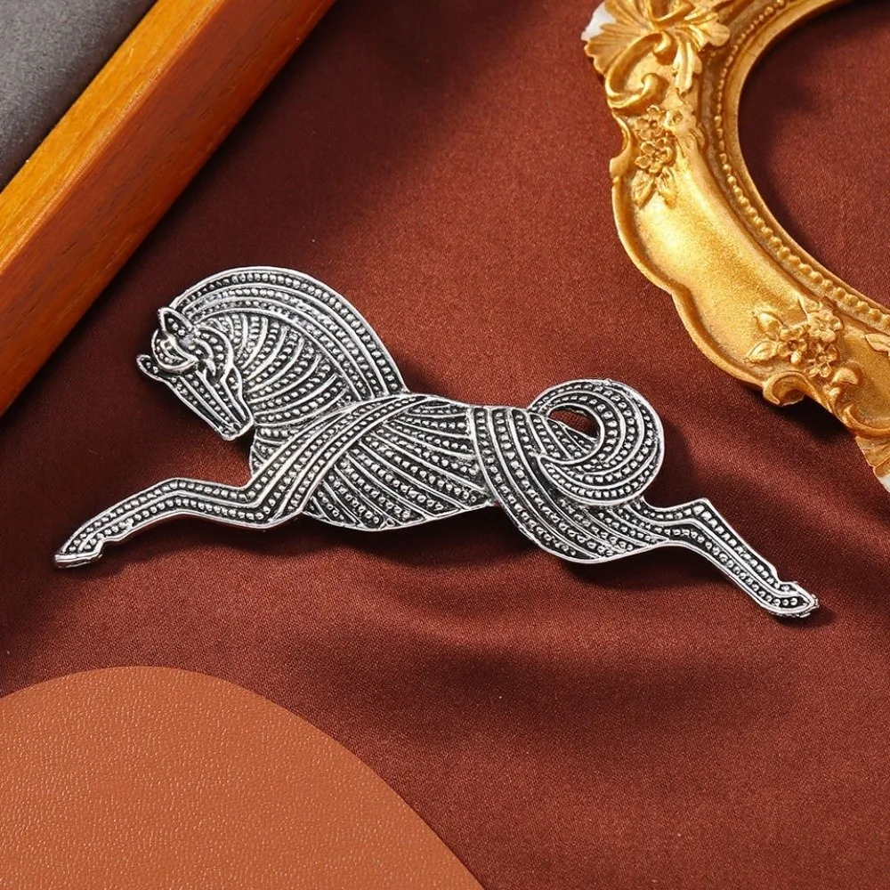 

Elegant Running Horse Brooches Antique Finish Abstracted Alloy Animal Brooch Charm Gold Silver Vintage Leopard Pin Unisex
