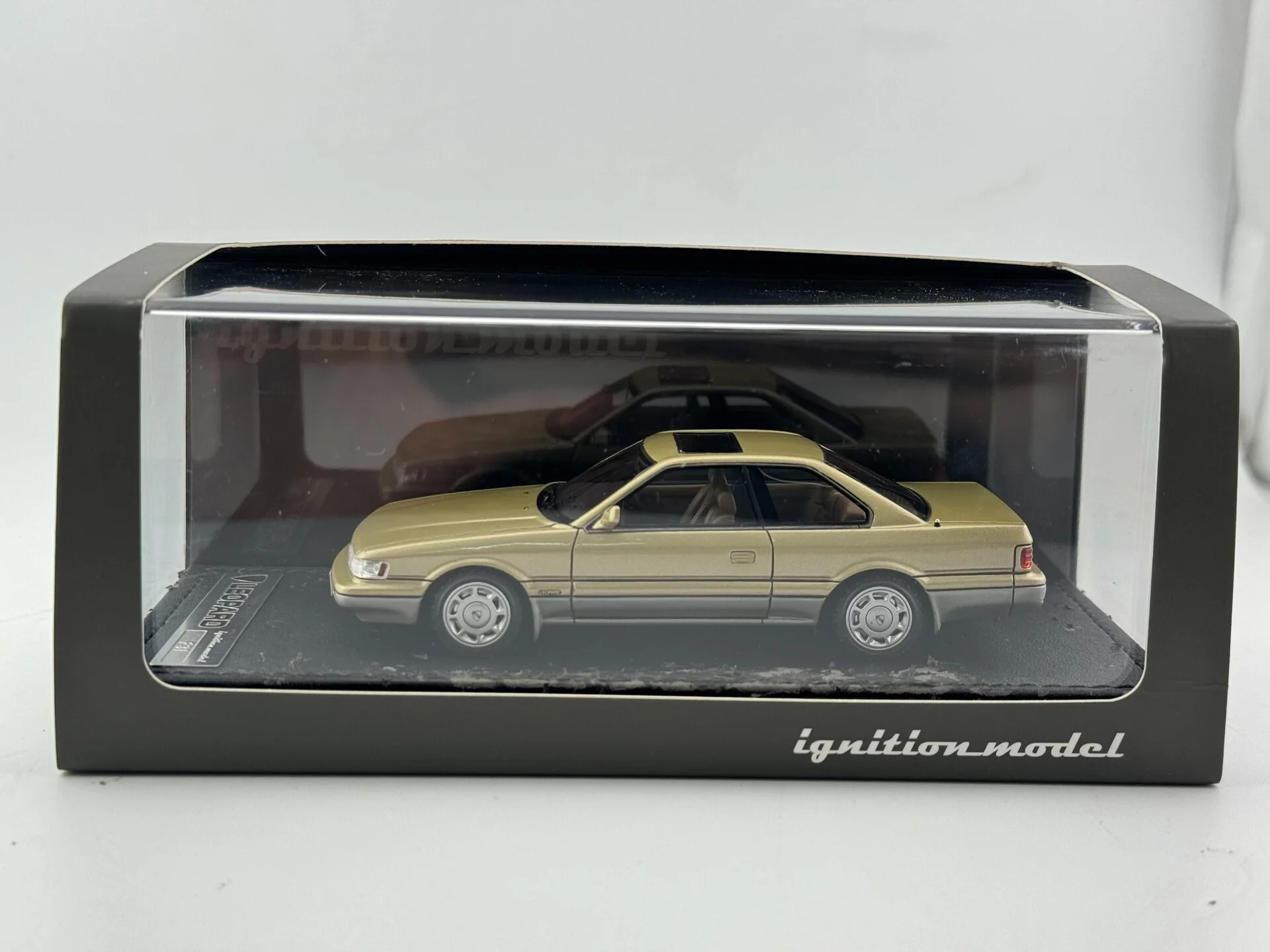

Box Old Leather Seat Peeling Off Explosion Window Ignition Model 1/43 Scale Leopard(F31) Ultima V30 Resin Car Model