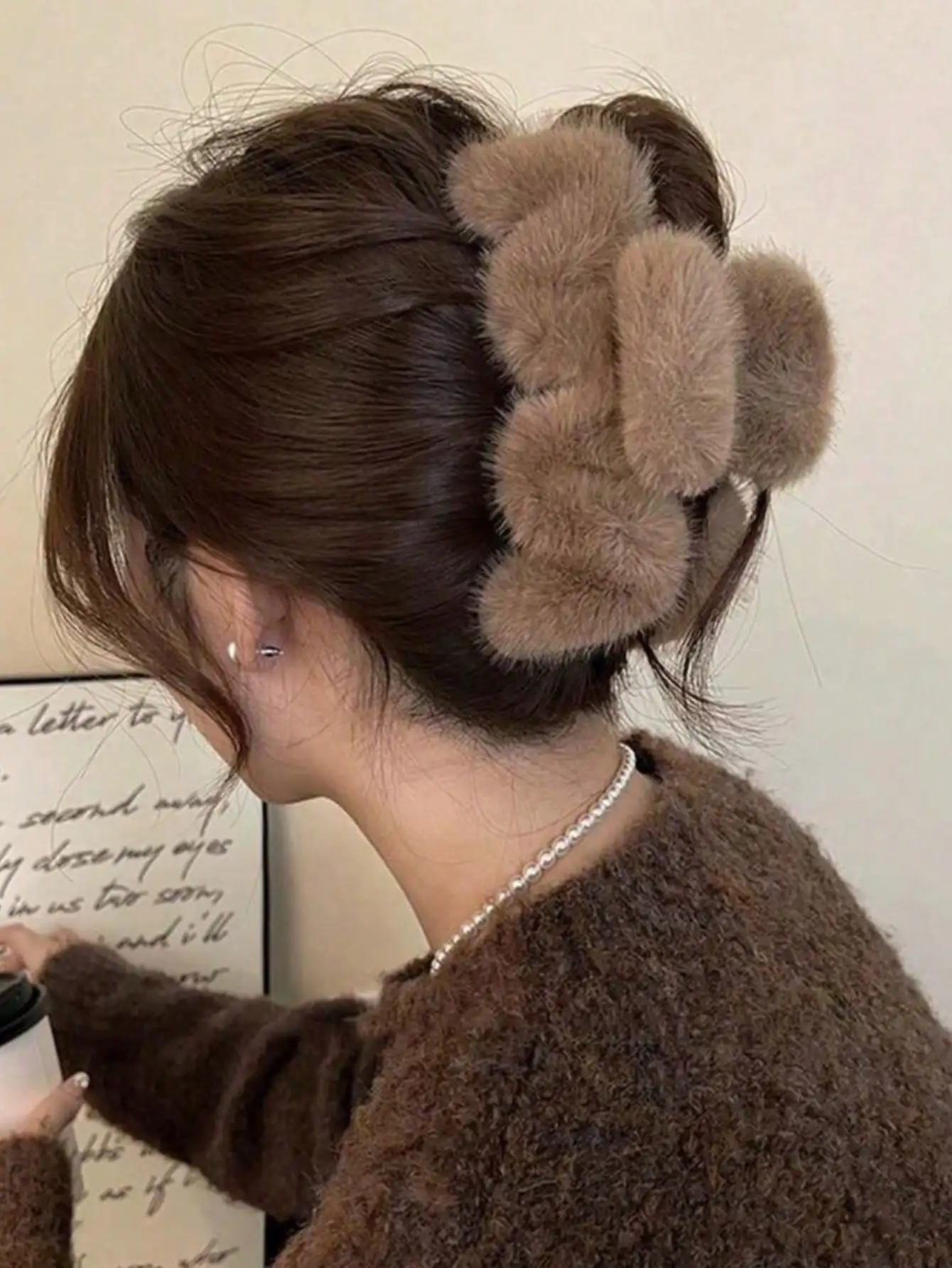 

1pc Casual Versatile Solid Color Plush Hair Claw, Autumn/Winter Elegant Hair Clips Fashion Hair Clutch Winter Hair Accessories Summer Outfits,Travel,Birthday