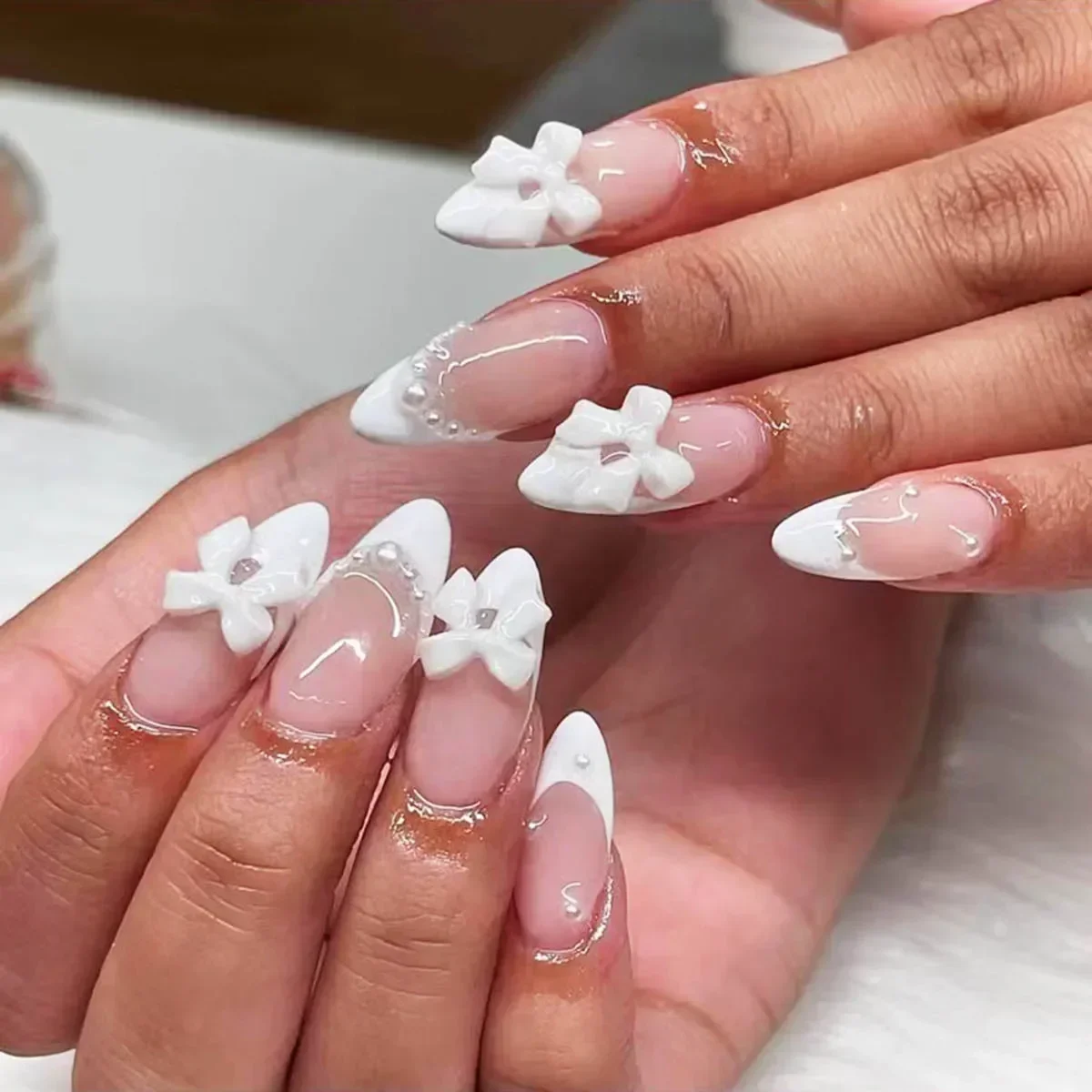 Unhas postiças estilo francês, 24pcs, cor rosa, curto, amêndoa, com arco 3d, flor, pérola, balé, cobertura completa, dicas